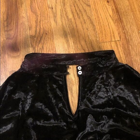 Listicle velvet top with choker cutout - Picture 3 of 6